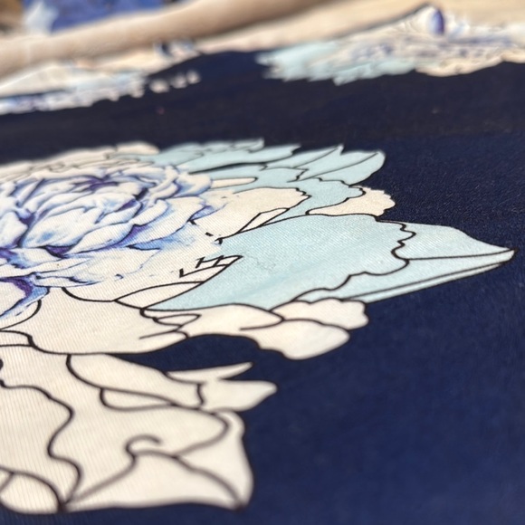 Sherosa || NWT Floral Navy Blue Top (M) - Picture 5 of 9